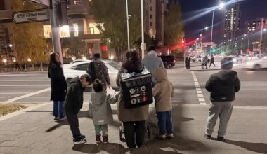 Астанада бес баласын ертіп, курьер болып жүрген ана көзге түсті