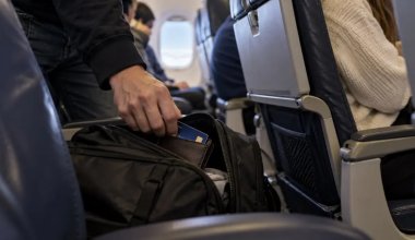 «Сұмдық жағдай»: қазақстандық әйел Air Astana ұшағында ақшасы ұрланғанын айтты