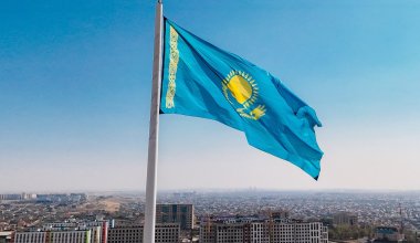 Республика күні: Шымкентте 100 метрлік тұғырға Мемлекеттік ту көтерілді