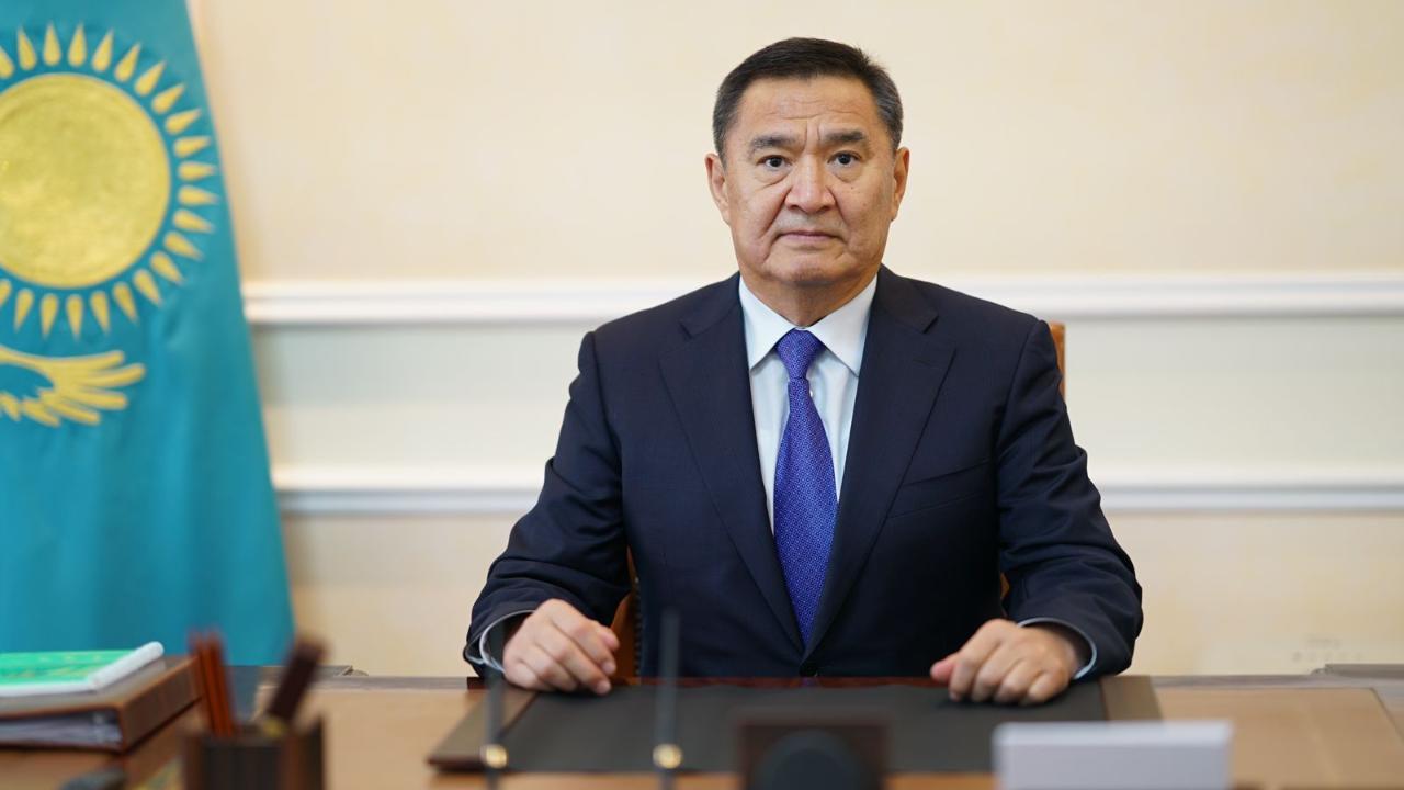 Бұзушылықпен ересек жыныстық қатынас Қынаптан сперматозоидты жалаған видео